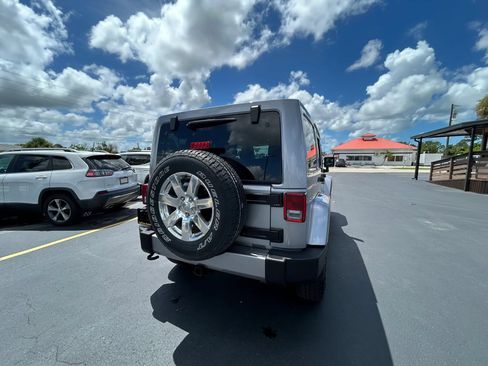 Used 2017 Jeep Wrangler Unlimited Sahara w/ Connectivity Group AWD/4WD image 8