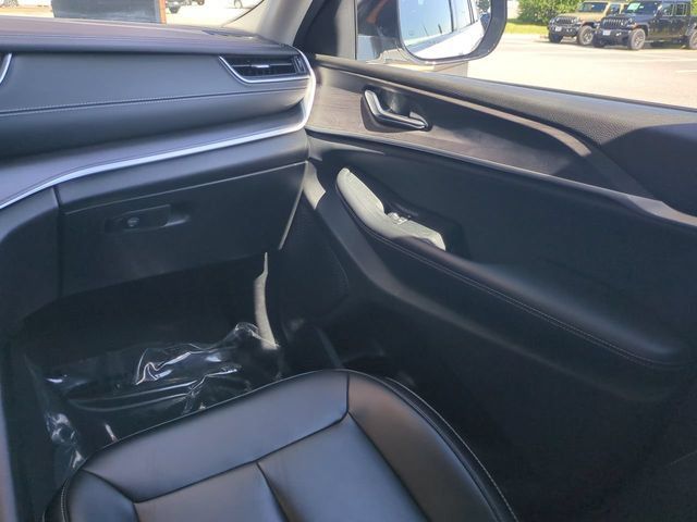 Used 2023 Jeep Grand Cherokee L Limited w/ Black Appearance Package AWD/4WD image 17