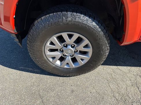 Used 2018 Toyota Tacoma SR5 AWD/4WD image 11