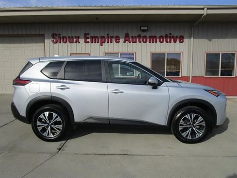 Used 2022 Nissan Rogue SV image 2