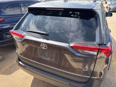 Used 2021 Toyota RAV4 LE image 7