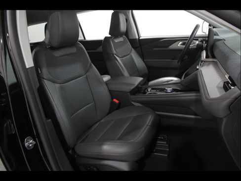 Used 2025 Ford Explorer Active w/ Active Comfort Package AWD/4WD image 17