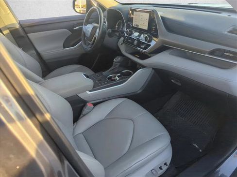 Certified 2023 Toyota Highlander XLE image 17