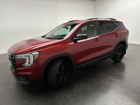 Used 2024 GMC Terrain SLE w/ Elevation Edition AWD/4WD image 4