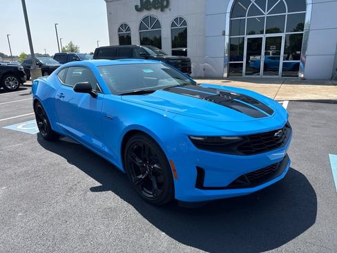 Used 2022 Chevrolet Camaro LT w/ Technology Package RWD image 2