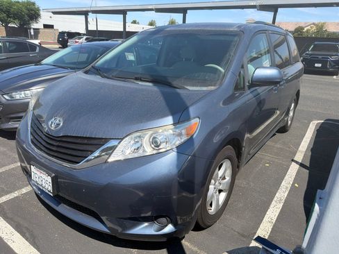 Used 2014 Toyota Sienna LE FWD image 3