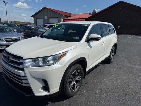 Used 2019 Toyota Highlander LE AWD/4WD image 2