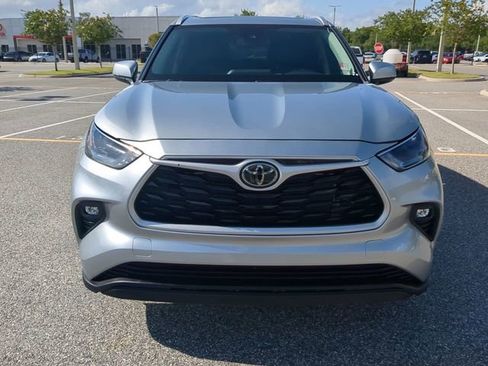 Used 2023 Toyota Highlander XLE FWD image 9