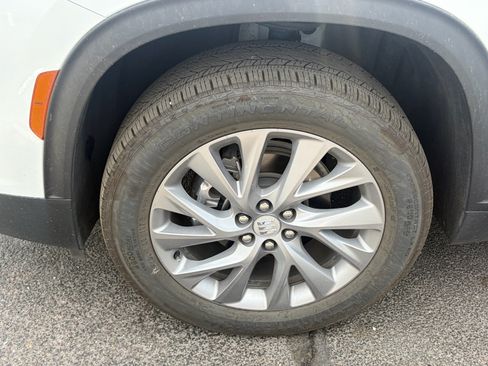 Used 2025 Buick Enclave Preferred AWD/4WD image 7