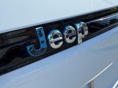Used 2023 Jeep Grand Cherokee 4WD 4xe image 9