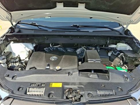 Used 2018 Toyota Highlander Plus w/ Carpet Mat Package (TMS) AWD/4WD image 30