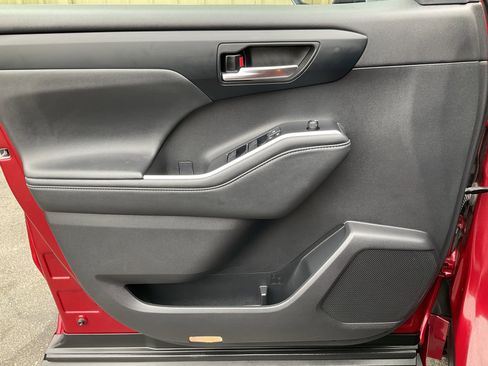 Used 2022 Toyota Highlander XLE image 26