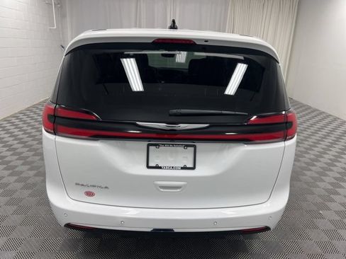 Used 2023 Chrysler Pacifica Touring-L FWD image 7
