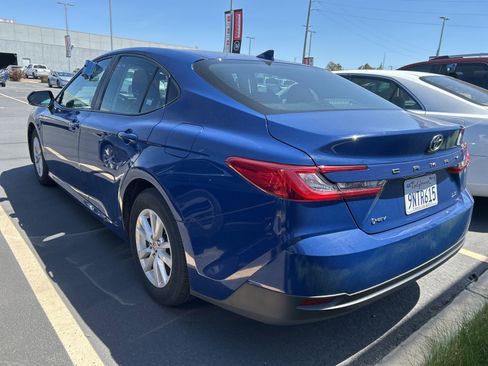 Used 2025 Toyota Camry LE image 3