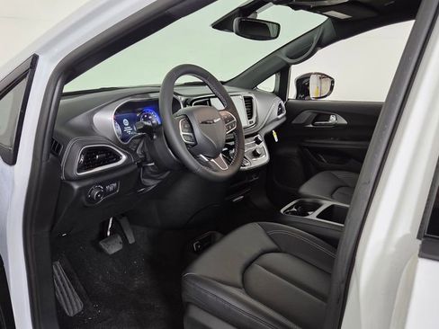 New 2026 Chrysler Pacifica Select image 12