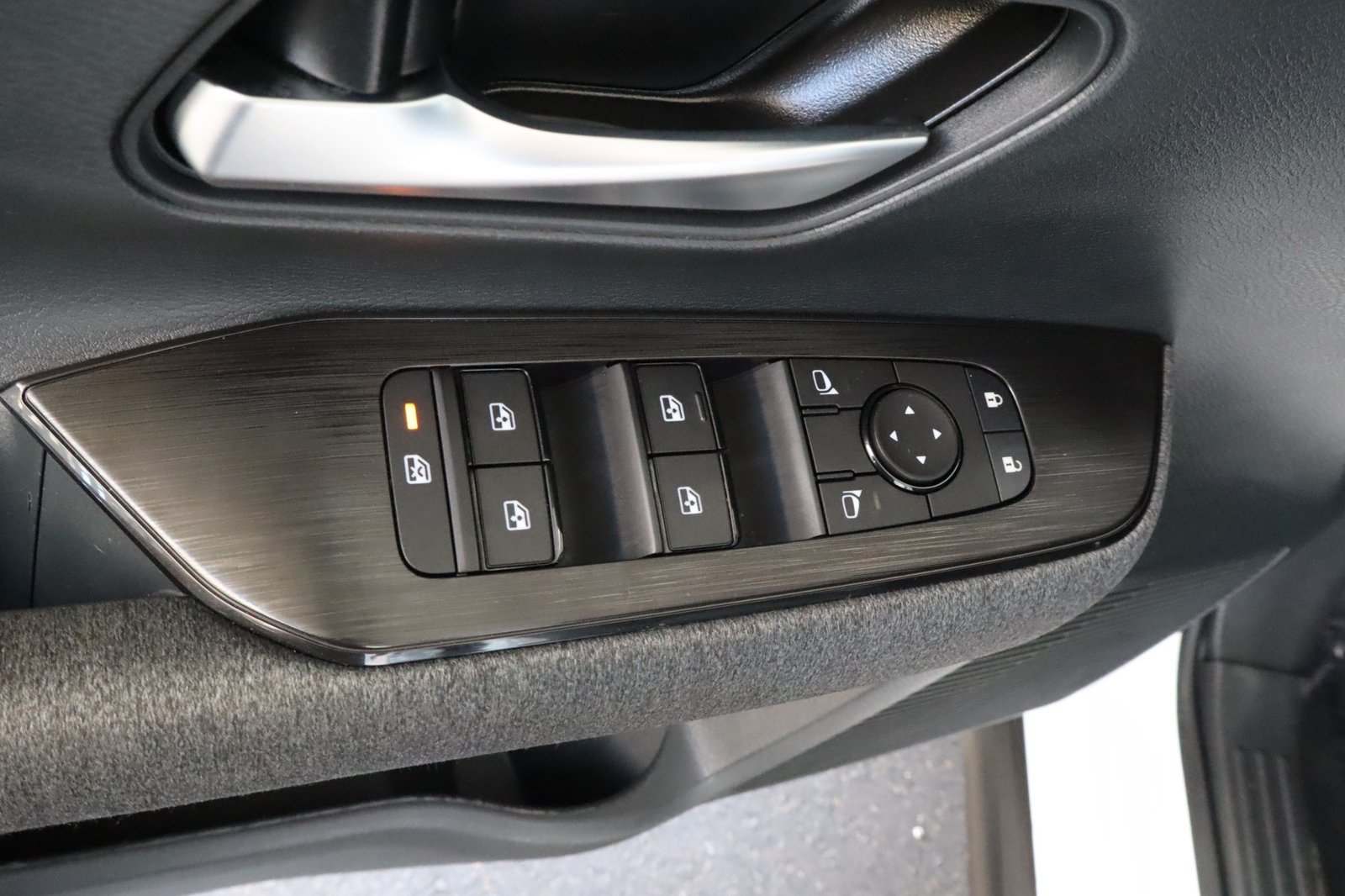 Used 2025 Nissan Kicks SV FWD image 19