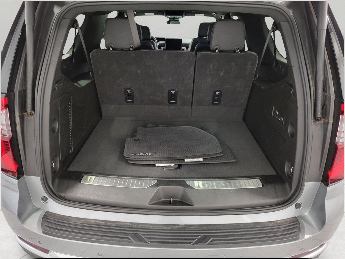 Used 2025 GMC Yukon XL Denali AWD/4WD image 43