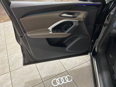 Used 2025 Audi Q5 Premium w/ Convenience Package image 5