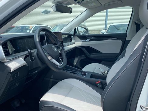 Used 2025 Volkswagen Tiguan SE FWD image 8