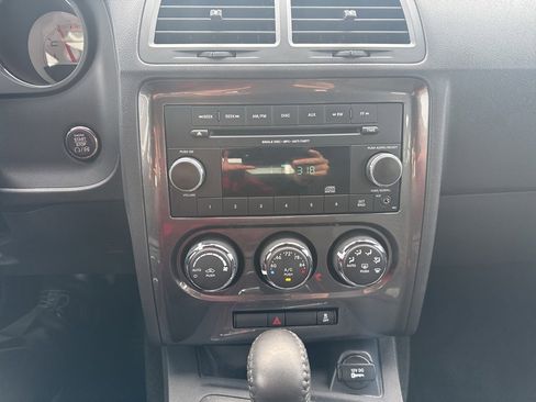 Used 2014 Dodge Challenger SXT image 19