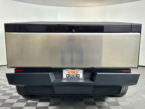 Used 2025 Tesla Cybertruck AWD Crew Cab image 31