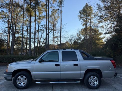 Used 2004 Chevrolet Avalanche Z66 w/ Preferred Equipment Group image 3