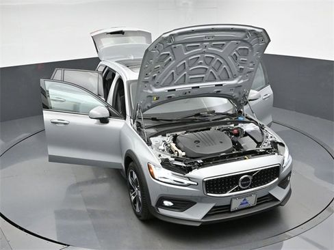 Used 2024 Volvo V60 B5 Cross Country Plus image 48