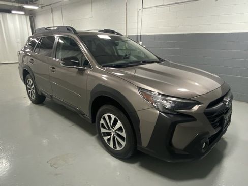Used 2023 Subaru Outback Premium image 4