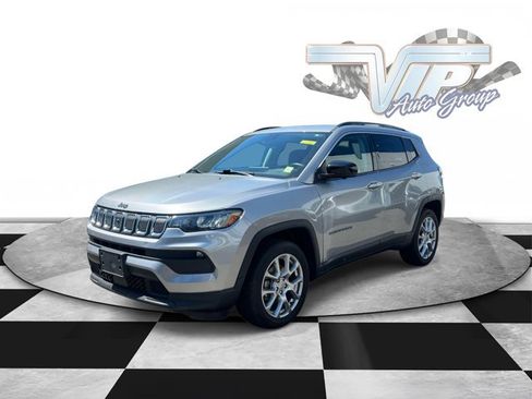 Certified 2022 Jeep Compass Latitude w/ Sun and Sound Group AWD/4WD image 2