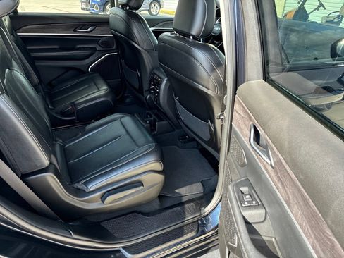 Used 2023 Jeep Grand Cherokee L Limited w/ Black Appearance Package AWD/4WD image 13
