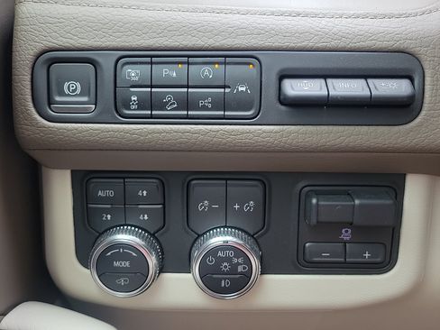 Used 2024 GMC Yukon Denali w/ Denali Reserve Package AWD/4WD image 17