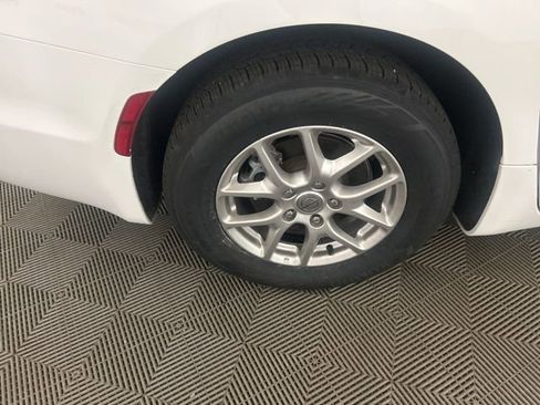 Used 2024 Chrysler Pacifica Touring-L FWD image 47