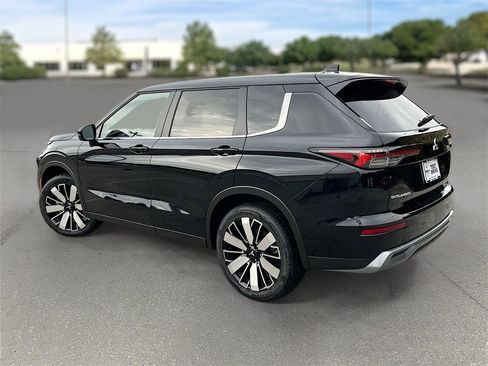 New 2025 Mitsubishi Outlander SE image 4