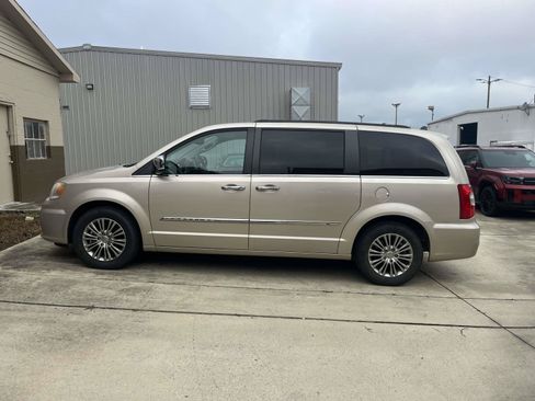 Used 2014 Chrysler Town & Country Touring-L w/ Driver Convenience Group FWD image 4