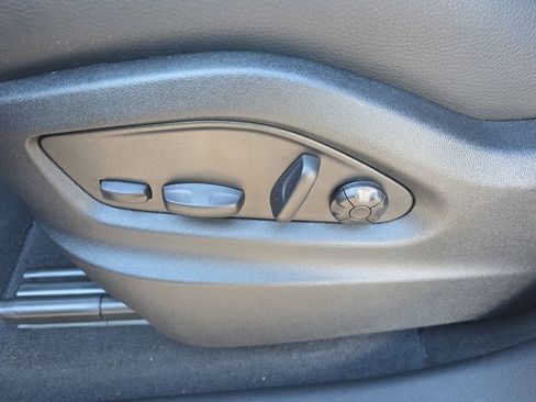 Certified 2025 Porsche Cayenne Base image 28