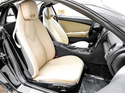 Used 2011 Mercedes-Benz SLK 300 image 31