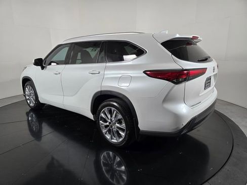 Used 2023 Toyota Highlander Limited AWD/4WD image 4