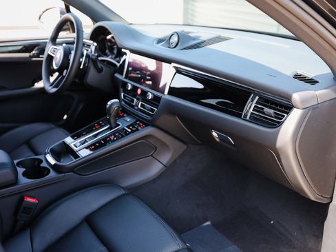 Certified 2025 Porsche Macan image 28