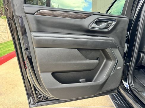 Used 2022 Chevrolet Suburban LT w/ Luxury Package RWD image 11