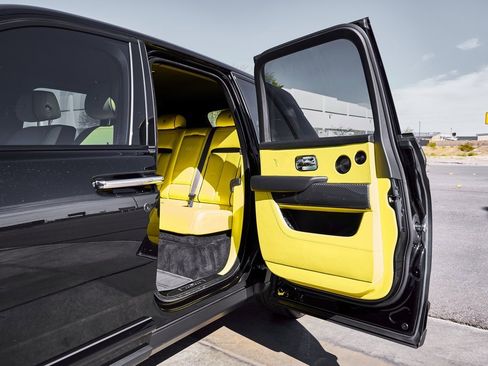 Used 2022 Rolls-Royce Cullinan Black Badge w/ Dark Exterior Package image 31