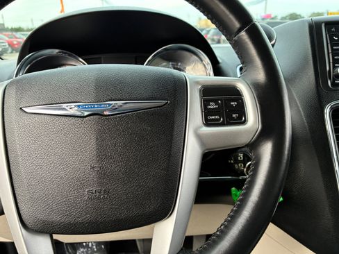 Used 2016 Chrysler Town & Country Touring image 24