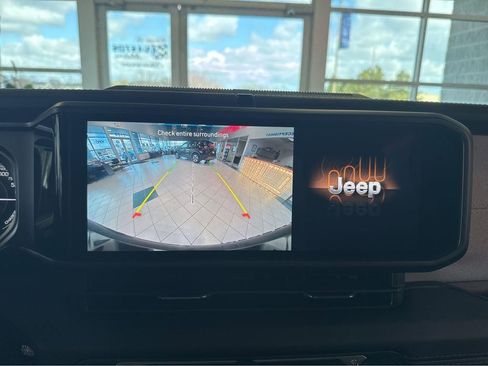 Used 2025 Jeep Wrangler Sahara image 22