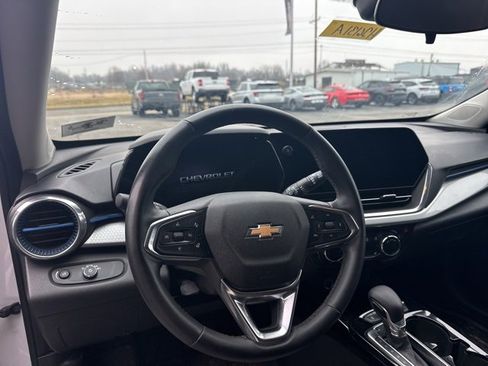 Used 2025 Chevrolet Trax LT w/ Driver Confidence Package image 5