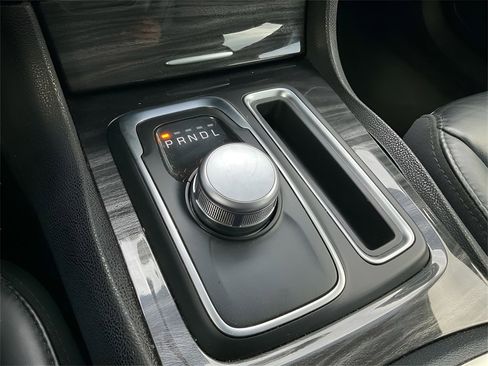 Used 2017 Chrysler 300 Limited image 24