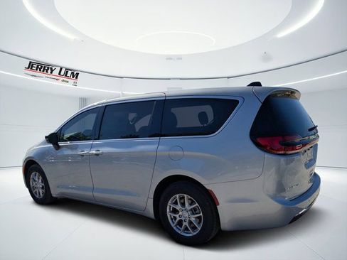 New 2026 Chrysler Pacifica Select FWD image 5