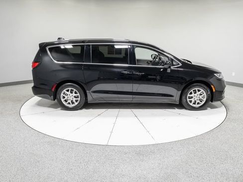 Used 2024 Chrysler Pacifica Touring-L FWD image 32