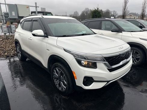 Used 2022 Kia Seltos EX image 3