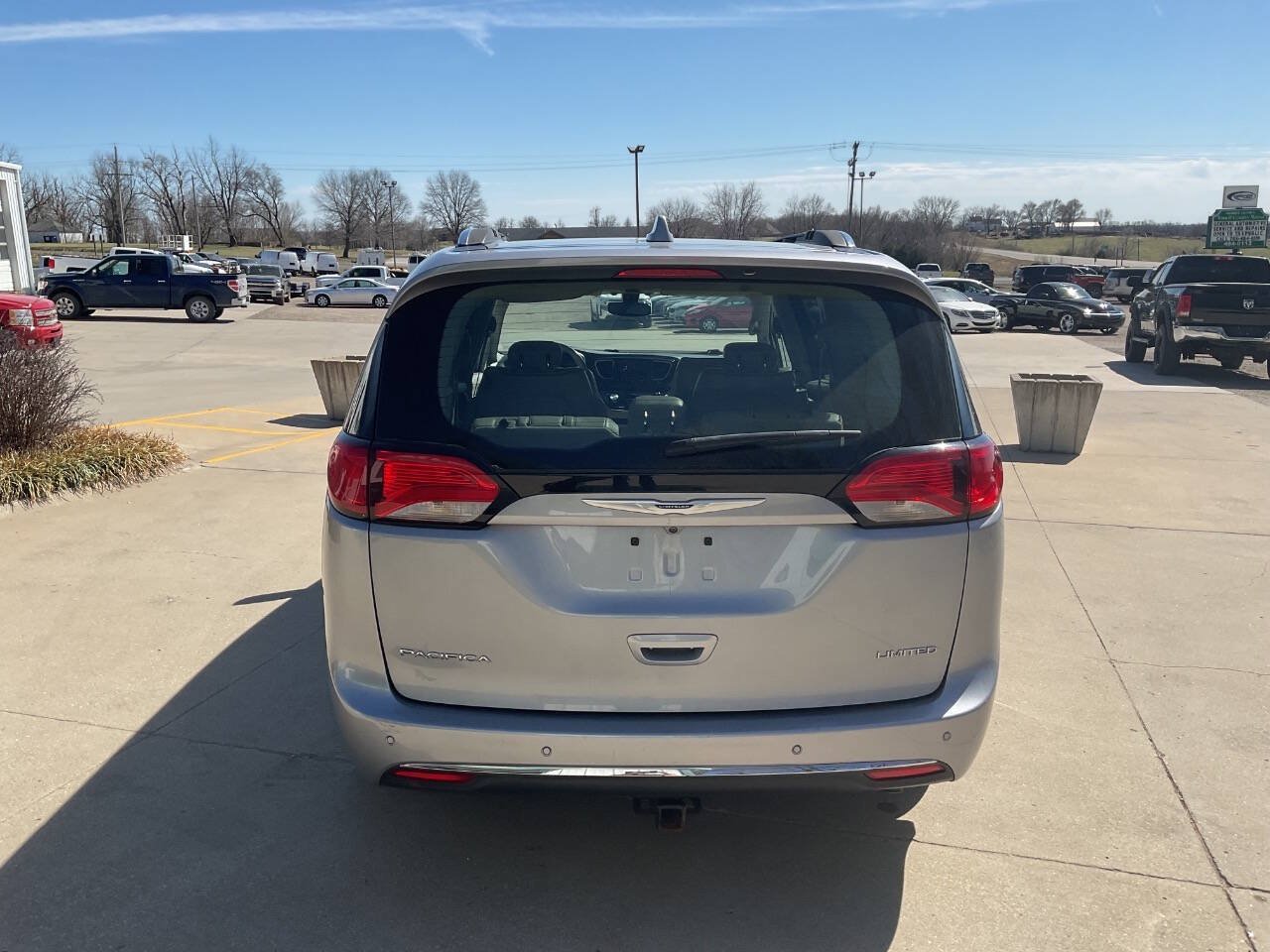 Used 2020 Chrysler Pacifica Limited FWD image 8