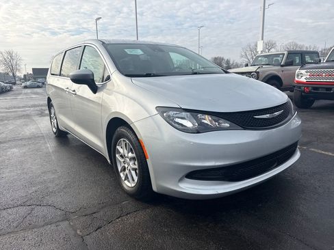 Used 2023 Chrysler Voyager LX image 4