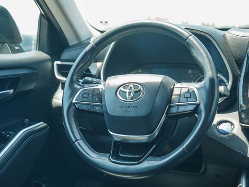 Certified 2021 Toyota Highlander XLE AWD/4WD image 16